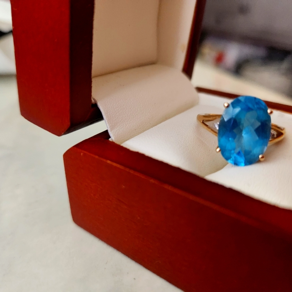 14k YG Deep blue blue topaz oval ring Sz 7-7.25